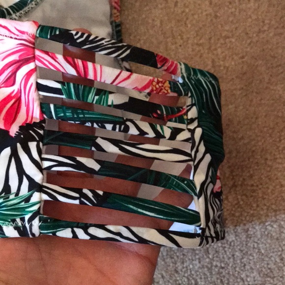 Size medium bikini top - Picture 2 of 3